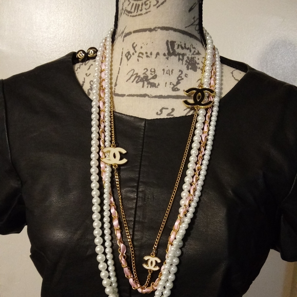 NWOT Branded necklace - Picture 2 of 5